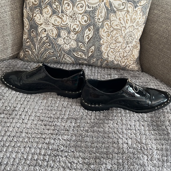 Super cute Oxford loafers with stud details! - Picture 4 of 5